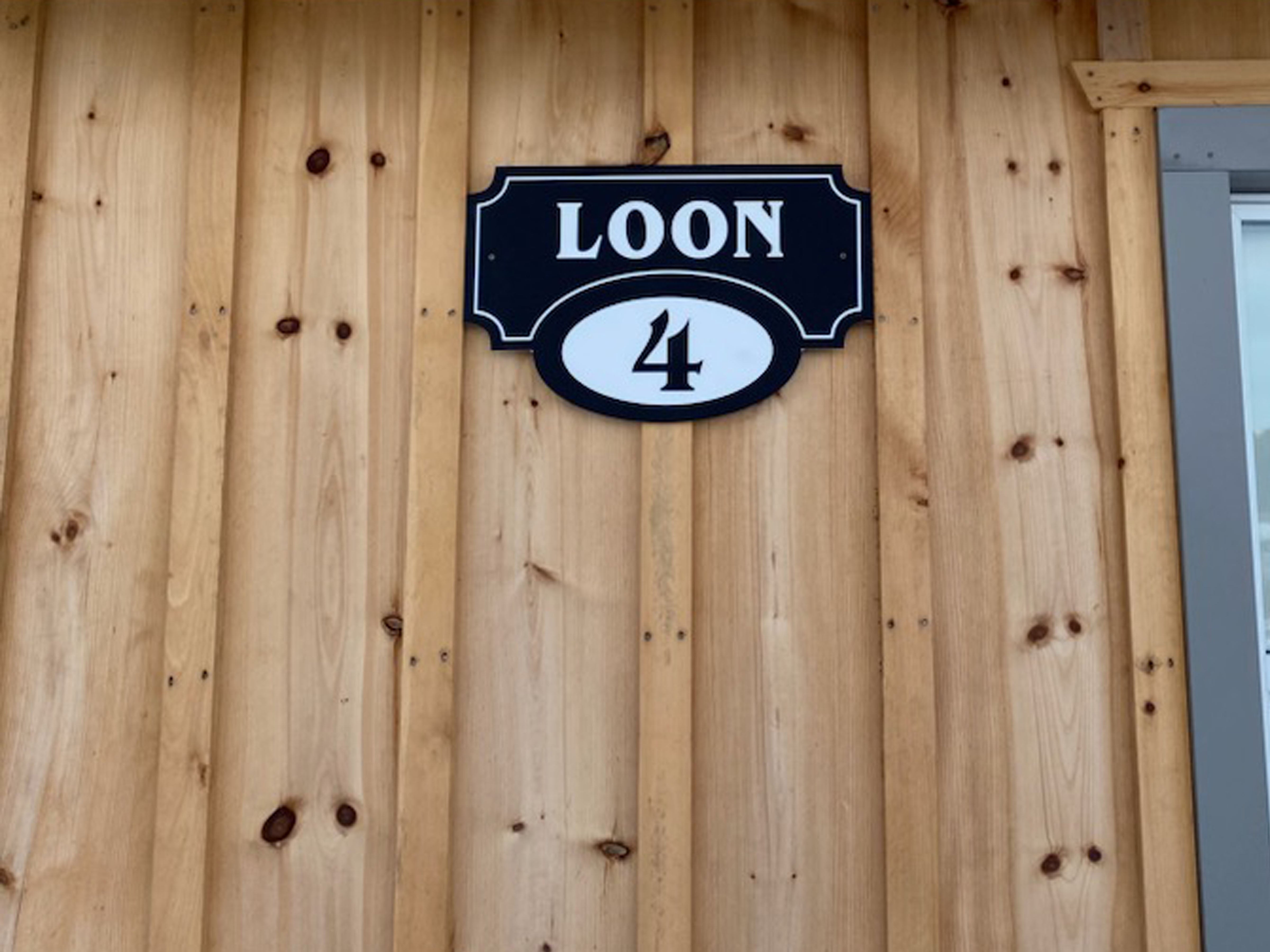 Outdoor Box Classic Sign Loon